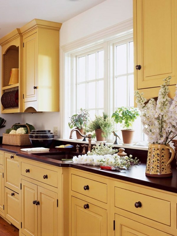 komfortable-fröhliche-gelbe-Küchentheke