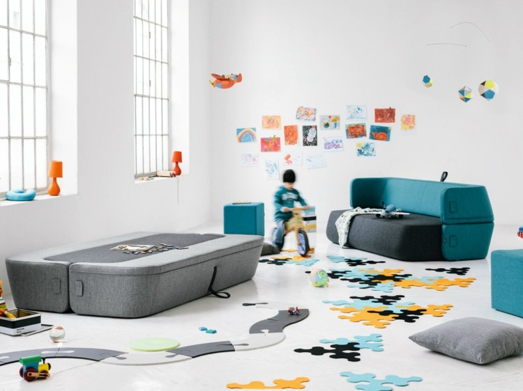 kreative betten sofa-klappen-blau-grau-kinderzimmer-puzzle-deko