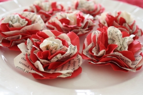 rot-weiße Rosen Blumendeko zum Valentinstag handgemacht