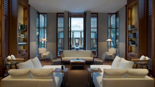 luxus hotel Amanyara turks caicos wohnzimmer weiß braun stoff holz