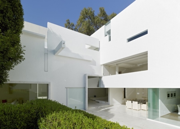 minimalismus-in-weiß-moderne-architektur-fassade