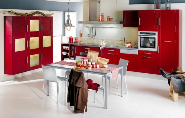 moderne-rote-Einbauschränke-Glasfront-Küche