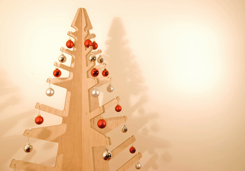 moderner-Weihnachtsbaum-rote-weiße-Kugel