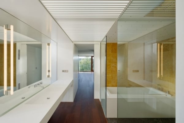 modernes-Haus-am-Hang-weißes-badezimmer