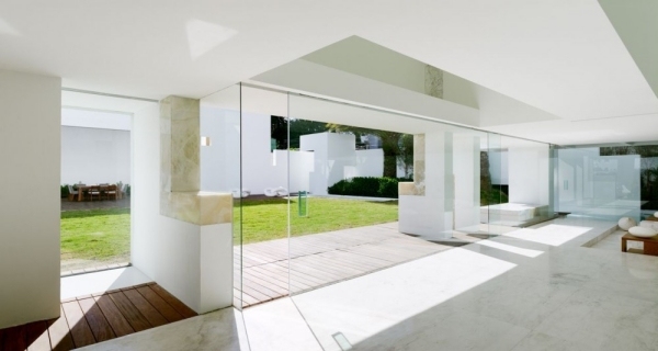 modernes-Haus-glas-schiebetüren-sonnenlicht