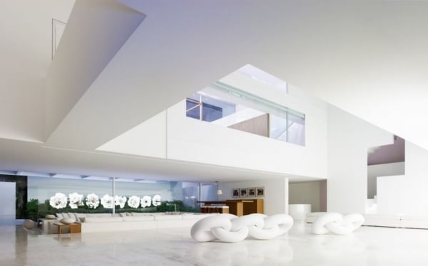 modernes-Haus-minimalismus-weiß-kunststücke-sklupturen