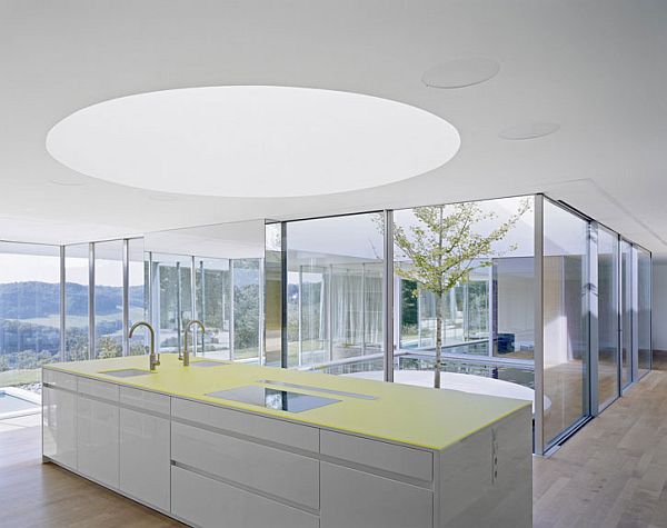 modernes-Interieur-glänzende-Kücheninsel
