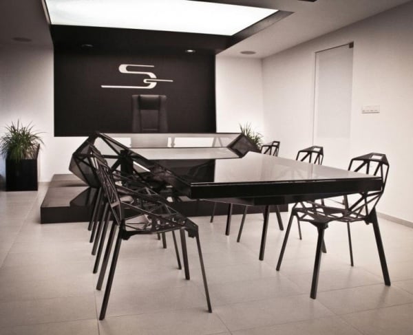 moderne Büroeinrichtungsideen- Tisch schwarze Stühle