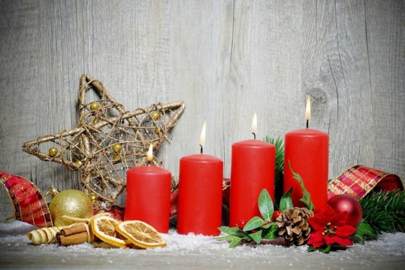religiöse weihnachtsmotive traditionell kerzen rot stern orangen zimt weihnachtsstern