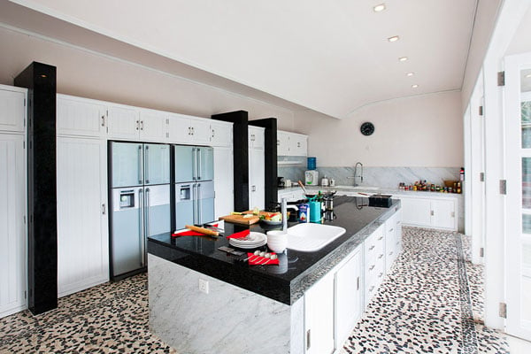 schwarz-weiße-große-Küche-retro-Stil