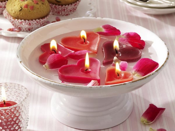 schwimmkerzen zum Valentinstag keramik schale rosablätter