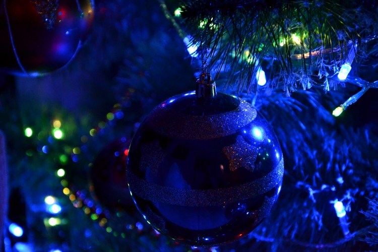weihnachtsbaumschmuck-baumkugel-glaenzend-lichter-blau-schoen