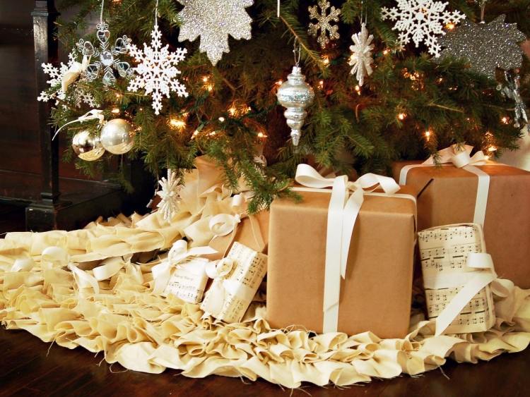 weihnachtsbaumschmuck-schneeflocken-weiss-silber-gold-geschenke-gepackt-notenpapier