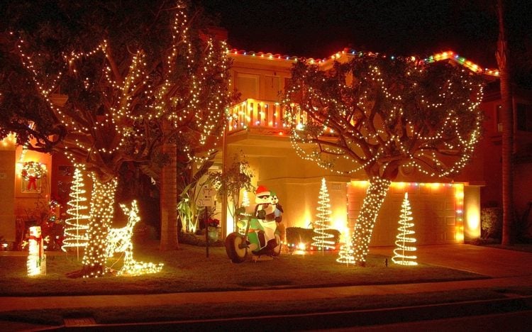 weihnachtsdeko für außen lichterketten beleuchtung weihnachtsmann motorrad