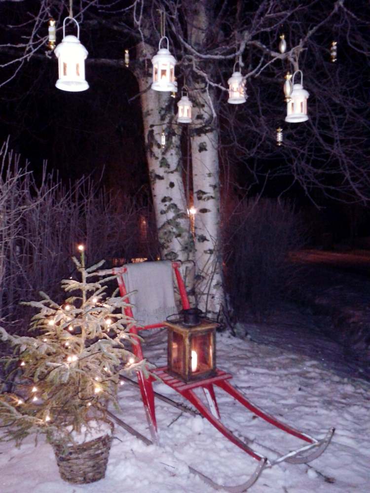 weihnachtsdeko-garten-ideen-kerzenlaternen-girlande-schlitten-tannenbaum-birke