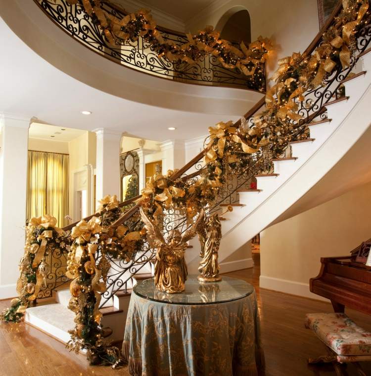 weihnachtsdeko ideen mit girlanden treppe gelaender gold farbe elegant