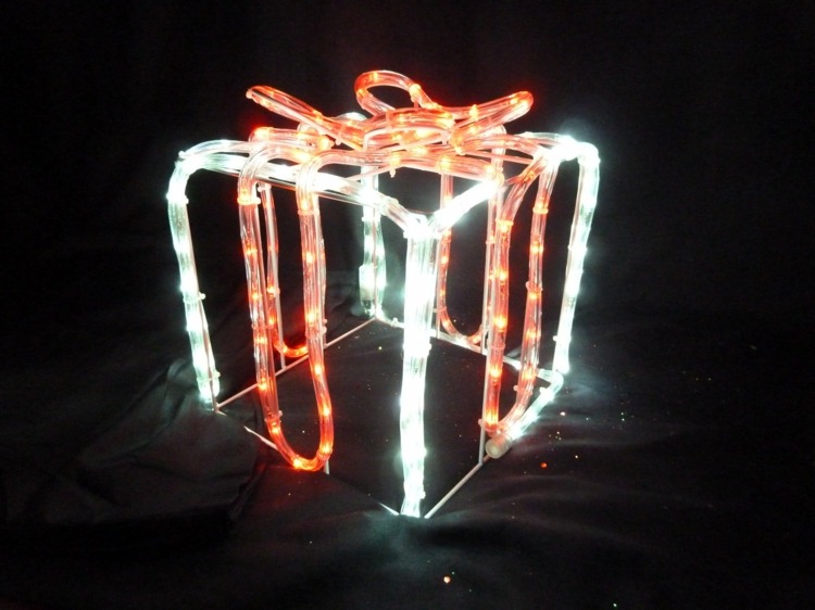 weihnachtsdeko ideen mit lichterketten geschenk form schlauch weiss rot