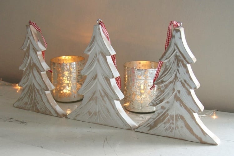 weihnachtsdeko mit holzfiguren tannebaum weiss vintage windlichter