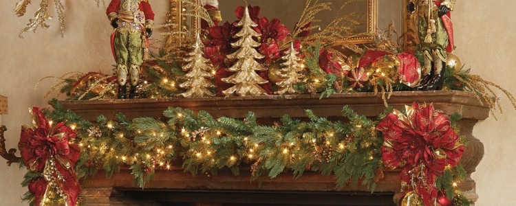 weihnachtsdeko mit tannengirlanden kamin tannenbaeume figuren lichterkette