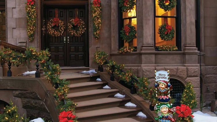 weihnachtsdeko mit tannengirlanden outdoor treppe gelaender tuerkranz