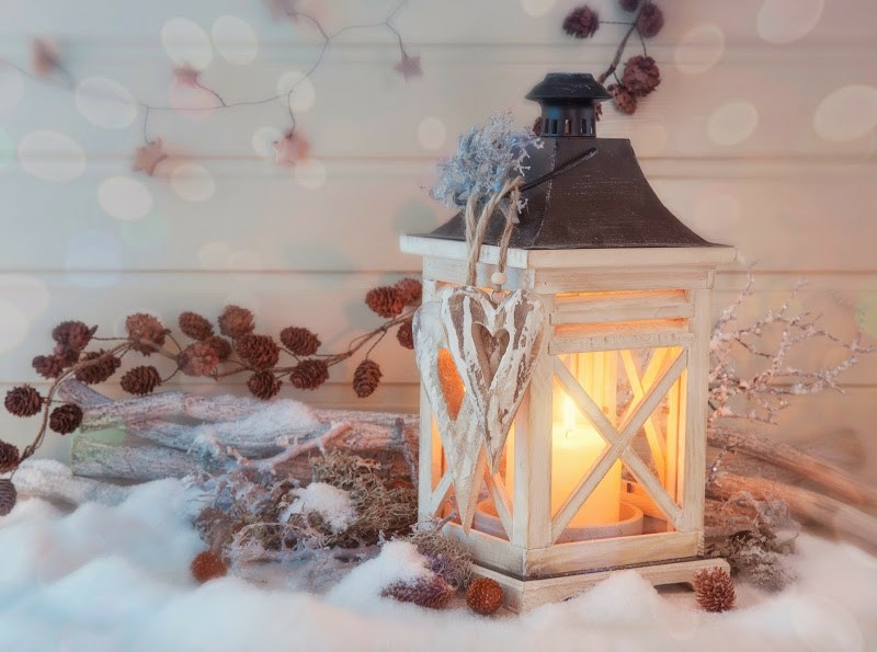 weiße weihnachtsdeko romantik laterne beleuchtung kerze kunstschnee
