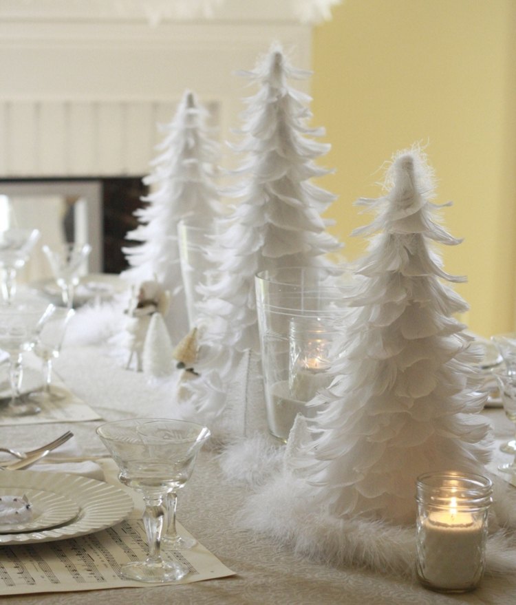 weiße weihnachtsdeko tisch tannenbaum federn kerzen geschirr