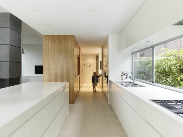 weiße-Einbauküche-große-Fenster-Einfamilienhaus