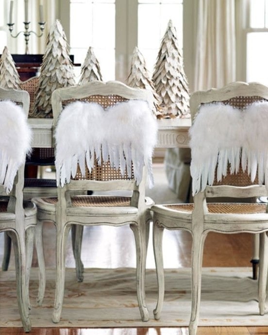weiße-Weihnachtsdeko-Ideen-stuhl-dekoration-engelflügel