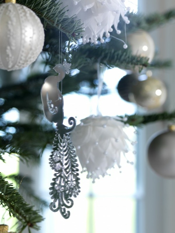 weiße-Weihnachtsdeko-Ideen-weihnachtsbaumschmuck
