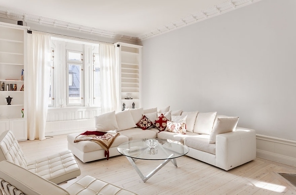 weißes-Sofa-rote-Kissen-Wohnzimmer