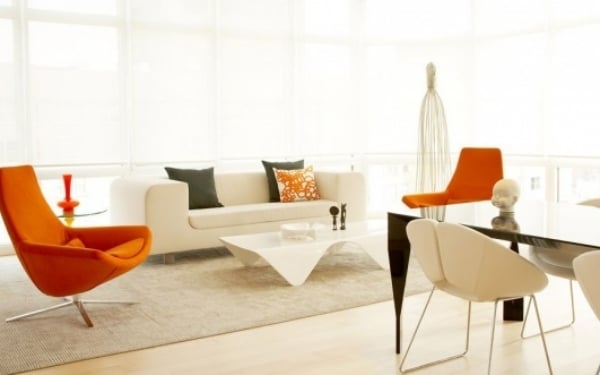 weißes-Wohnzimmer-orange-Sessel