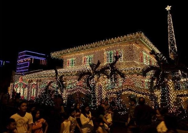 Außendekorationen Weihnachten haus philippinen millionen lichterketten fassade