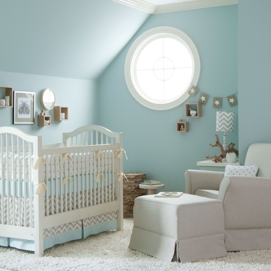 Blaue Wände-Baby Korb Rundfenster