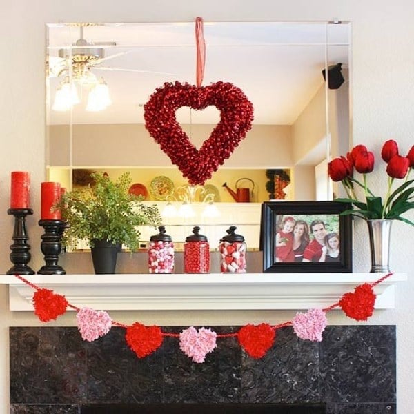 Deko ideen Valentinstag familienfoto tulpen bonbons kaminsims