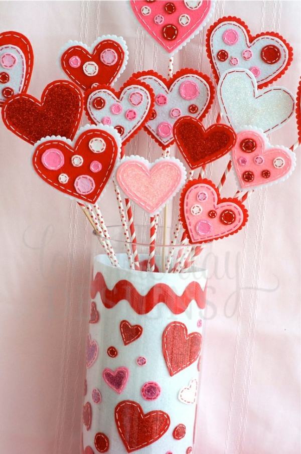 Deko Ideen zum Valentinstag mit Herzen filz stangen