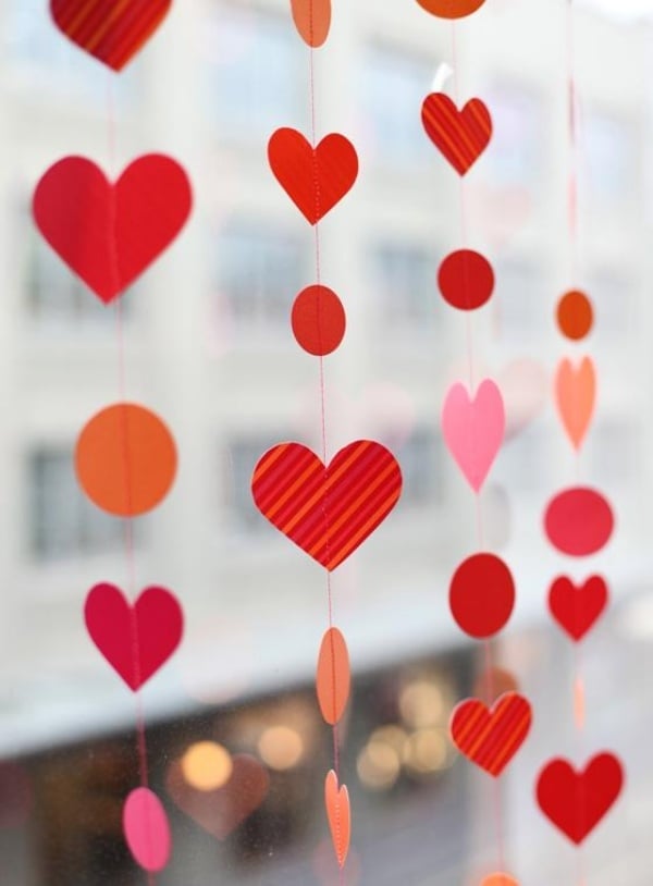 Deko Ideen zum Valentinstag mit Herzen girlande fensterdeko
