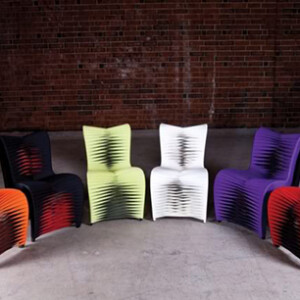 Stühle aus recyclierten Materialien