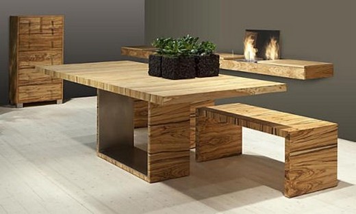 Holztisch mit Kamin