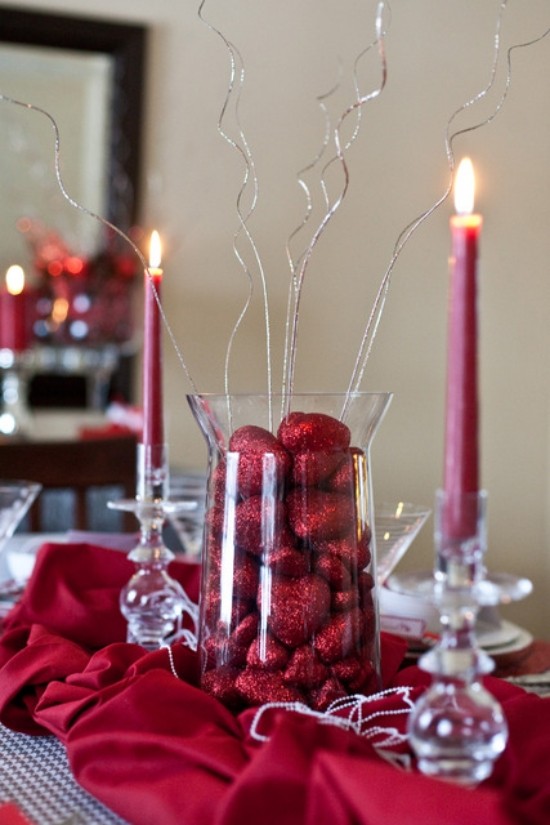 Ideen Tischdeko Valentinstag rote herzen glasvase silberne akzente
