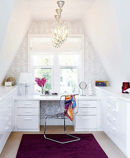 Platzsparende Büromöbel Design-lila Teppich weißw Wand