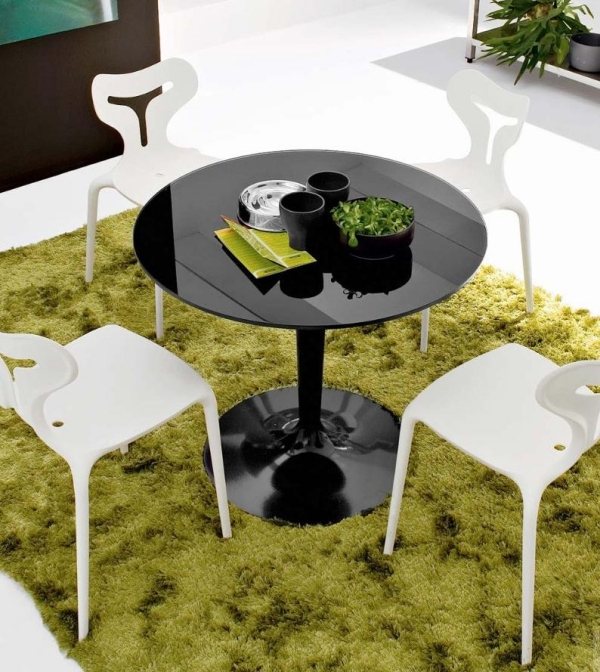 Schwarzer Tisch-Weiße Stühle