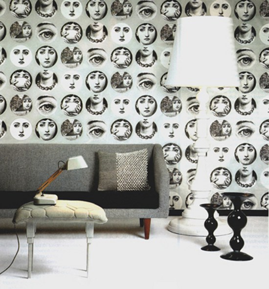 moderne Wandgestaltung Graue Sessel schwarz Weiße Tapeten