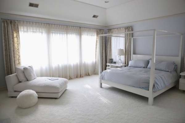 Weißes Schlafzimmer-Himmelbett Sessel