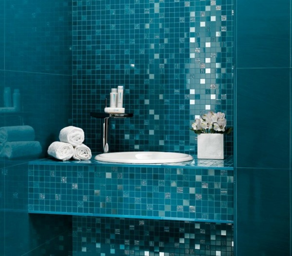 blaue glasierte Wandfliesen Badezimmer