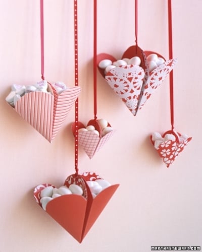 dekoideen valentinstag mit handgemachten ornamenten bonbons