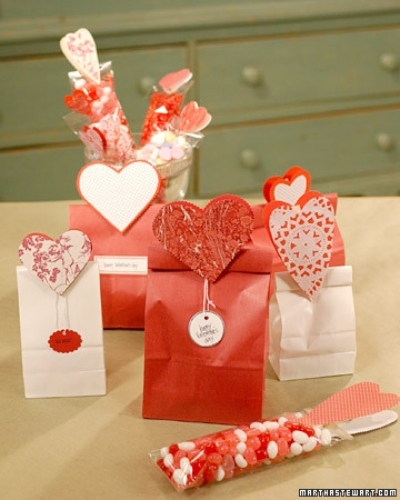 dekoideen zum valentinstag mit handgemachten ornamenten tüten