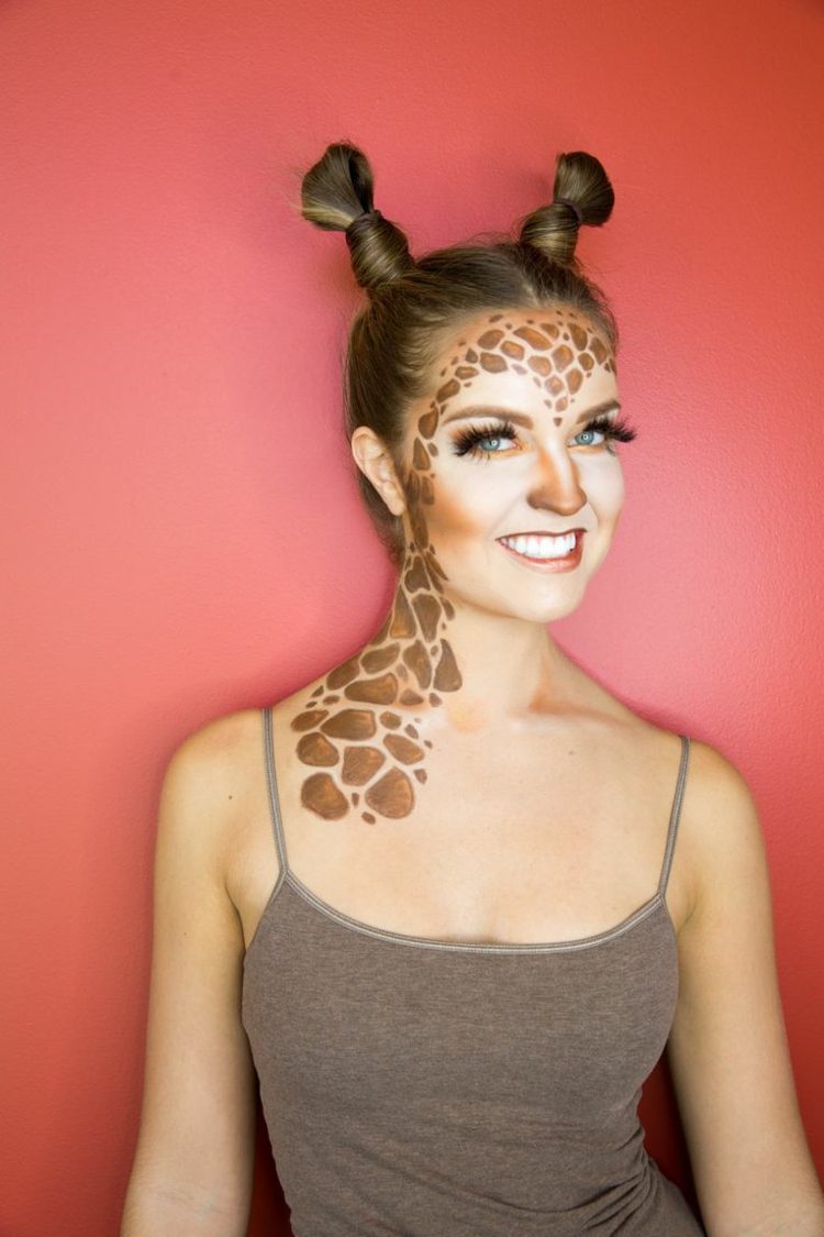 fasching-karneval-giraffe-kostüm-flecken-muster-hörner-haare-zöpfe