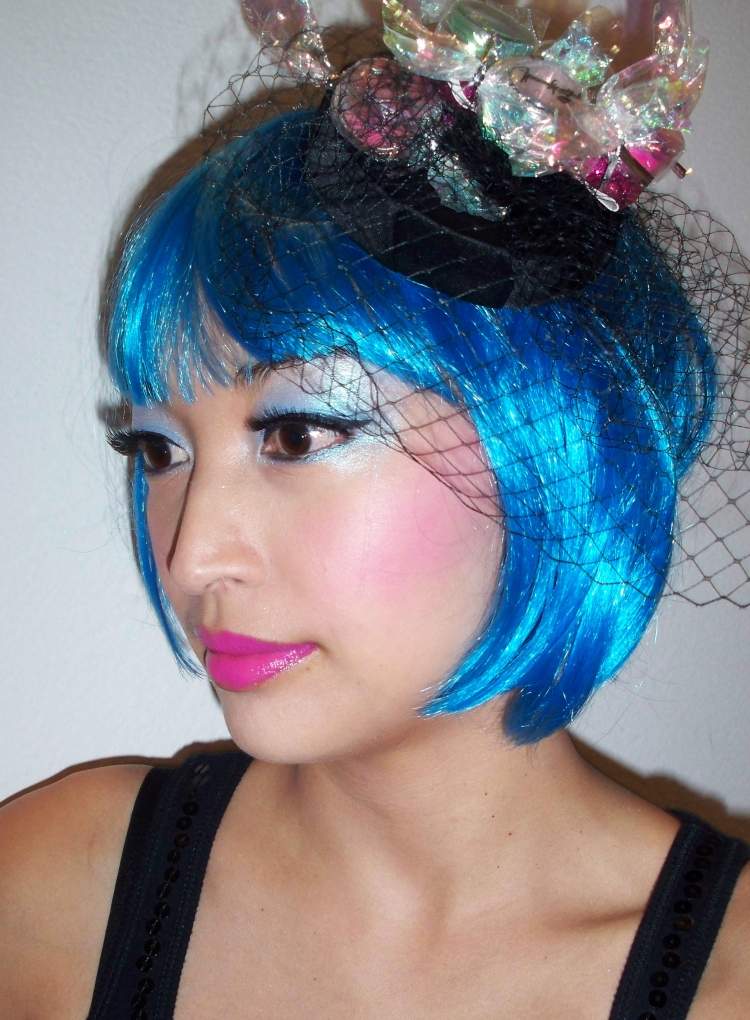 fasching-karneval-schminktipps-perucken-blau-peruecke-hut-vintage-pink-lippenstift