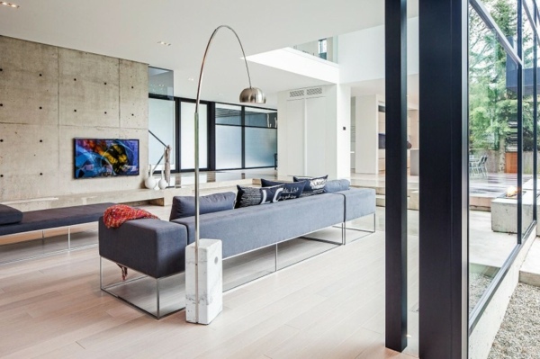großes Wohnzimmer-blauer Sofa Metallbeine