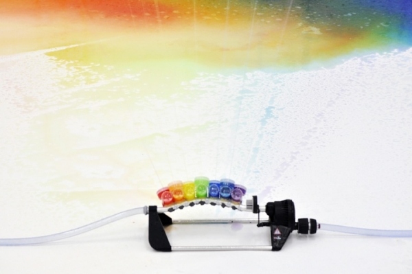 liquid rainbow kunst installation regenbogen rasensprenger edwin deen